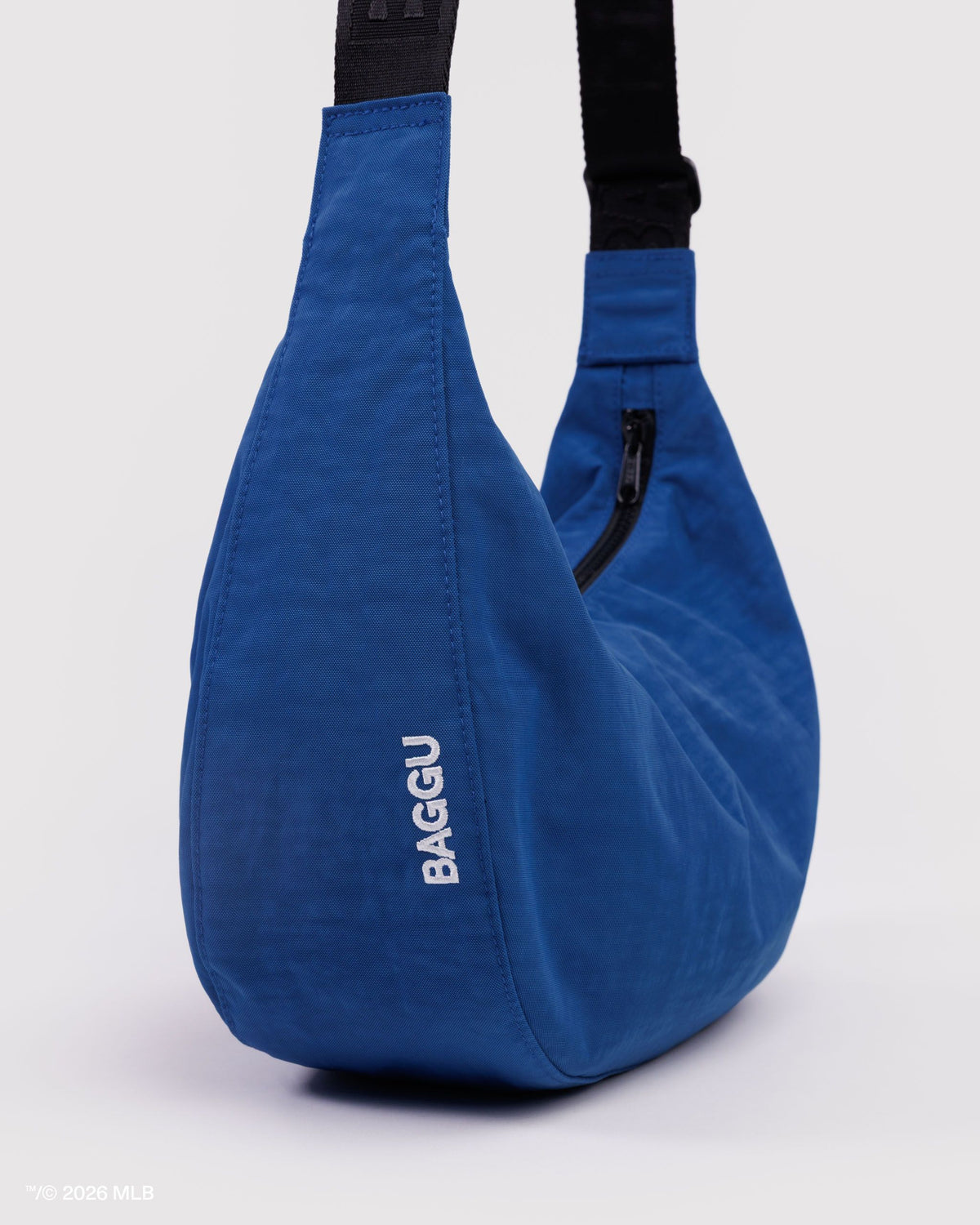 MEDIUM NYLON CRESCENT BAG - US 8479